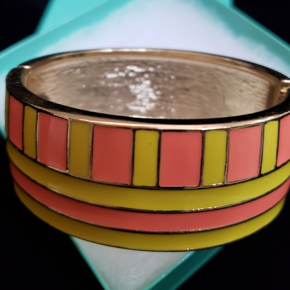 Hinged cuff bracelet